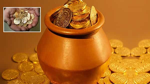 Gupta Nidhulu: గుప్త నిధులు తవ్వుతాం.. మీ జాతకం మార్చేస్తాం.. తవ్వి తీసిన నాణాలు ఇవిగో.. అంటే నమ్మేయకండే..