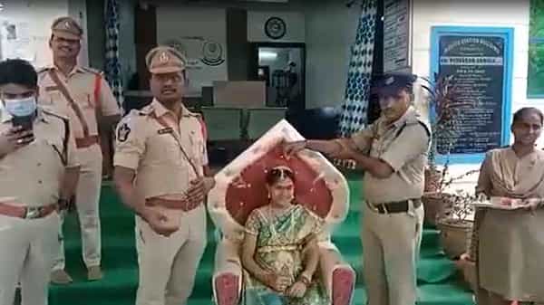 Baby Shower: మహిళా కానిస్టేబుల్కు అరుదైన గౌరవం.. సహచరుల సమక్షంలో పోలీస్ స్టేషన్లో సీమంతం