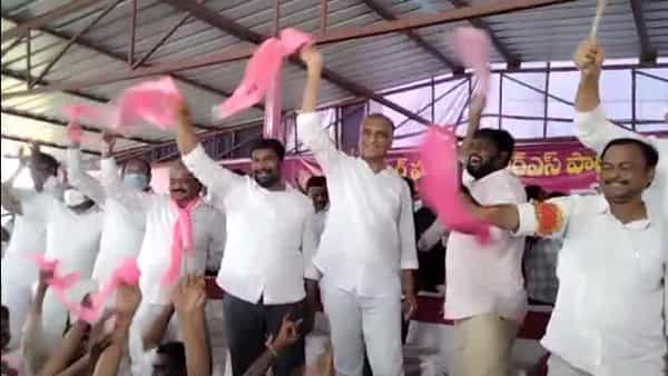 Harish Rao: ఈటలది తల్లిపాలు తాగి రొమ్ముగుద్దే చందం. అసలు.. బొట్టుబిళ్లలు ఎందుకు పంచుతున్నారు.?: హరీశ్రావు