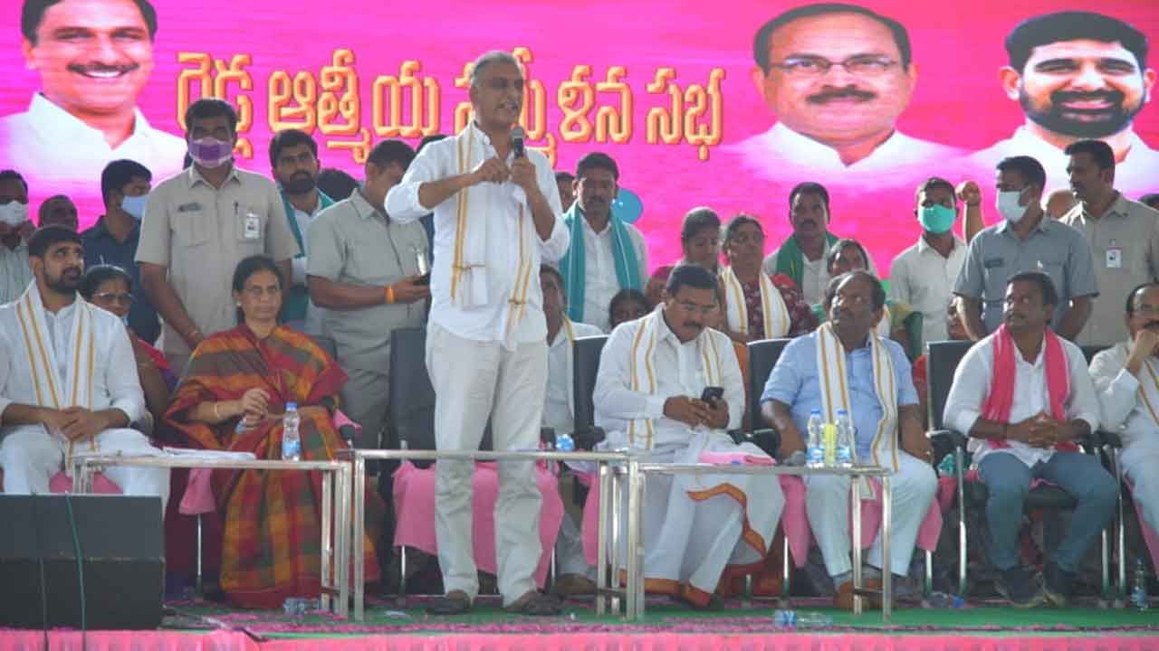 Minister Harish Rao: రైతుల కోసం పాటుపడే తెరాస గెలవాలా.. కోతలు వాతలు పెట్టే బీజేపీ గెలవాలా.. మంత్రి హరీశ్ రావు కామెంట్స్