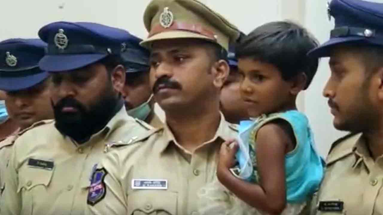 Hyderabad Crime News: కిడ్నాప్కు గురైన ఆరేళ్ల బాలికను 24 గంటల్లోనే తల్లిదండ్రులకు సురక్షితంగా అప్పగించిన పోలీసులు