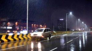 Hyderabad Rains: త‌డిసి ముద్ద‌యిన భాగ్య న‌గ‌రం.. వాహ‌న‌దారులు ఇబ్బందులు. ఇళ్ల నుంచి బ‌య‌ట‌కు రావ‌ద్దంటూ..