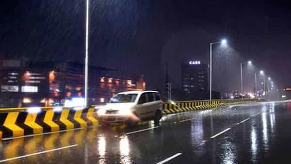 Hyderabad Rains: తడిసి ముద్దయిన భాగ్య నగరం.. వాహనదారులు ఇబ్బందులు. ఇళ్ల నుంచి బయటకు రావద్దంటూ..