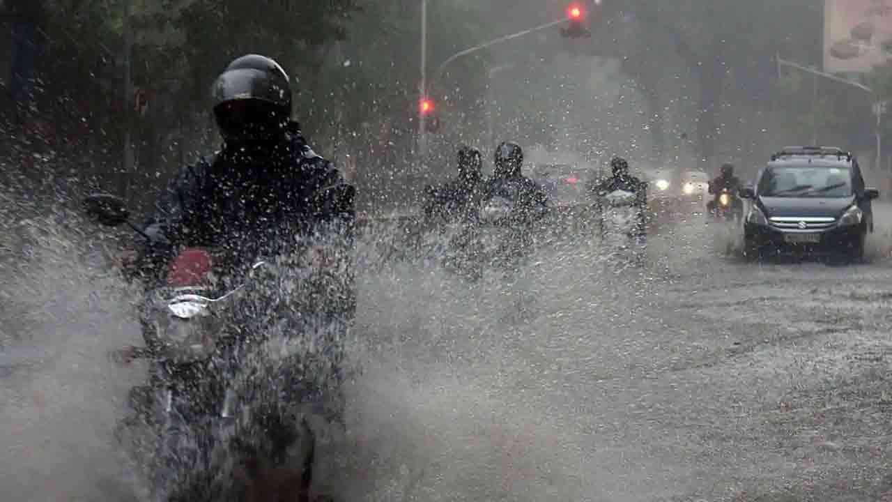 Hyderabad Rains: దట్టంగా కమ్మిన మబ్బులు.. గర్జిస్తోన్న మేఘాలు.. హైరదాబాద్‌లో మరికొద్దిసేపట్లో భారీ వర్షం