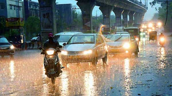 Hyderabad: ఆకాశానికి చిల్లు పడిందా ఏంటి.. భాగ్యనగరంలో దంచికొడుతోన్న వర్షం.. మరో 2 రోజులు