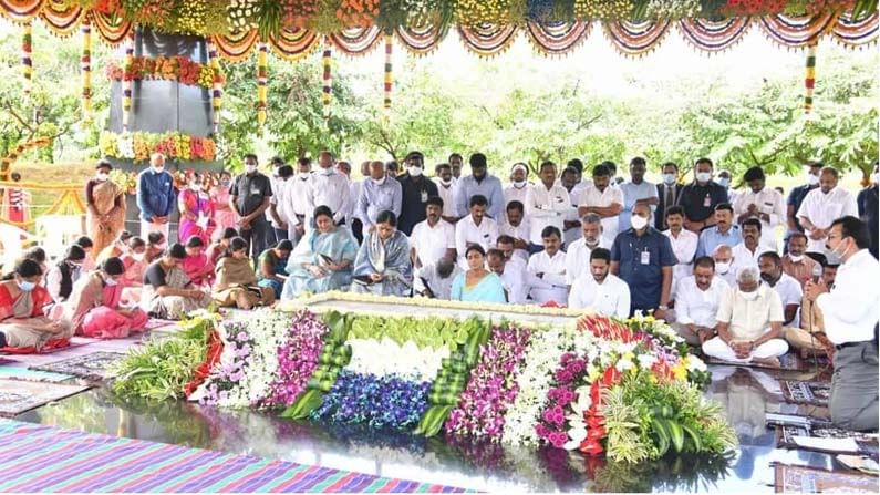 కుటుంబ సభ్యులతో కలసి సీఎం జగన్ గురువారం ఉదయం వైయ‌స్సార్‌ ఘాట్‌ వద్ద ప్రత్యేక ప్రార్థనలు