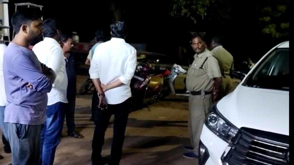 Janasena: జనసేన నాయకుడి కారుపై గుర్తు తెలియని వ్యక్తులు దాడి.. అసలేం జరిగిందంటే..! Janasena: జనసేన నాయకుడి కారుపై గుర్తు తెలియని వ్యక్తులు దాడి.. అసలేం జరిగిందంటే..!