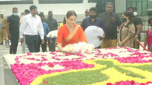 Kangana Ranut: జయలలితను తలపించిన కంగనా రనౌత్.. దివంగత ముఖ్యమంత్రి మెమొరియల్ ఘాట్కి వెళ్లిన క్వీన్..