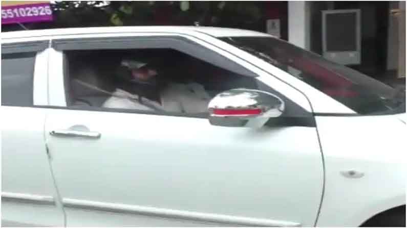 Kanpur Car Driver: హెల్మెట్ లేదని కారు డ్రైవర్‌కు చలాన్.. ట్రాఫిక్ పోలీసులకు దిమ్మతిరిగే షాక్ ఇచ్చిన యువకుడు..!