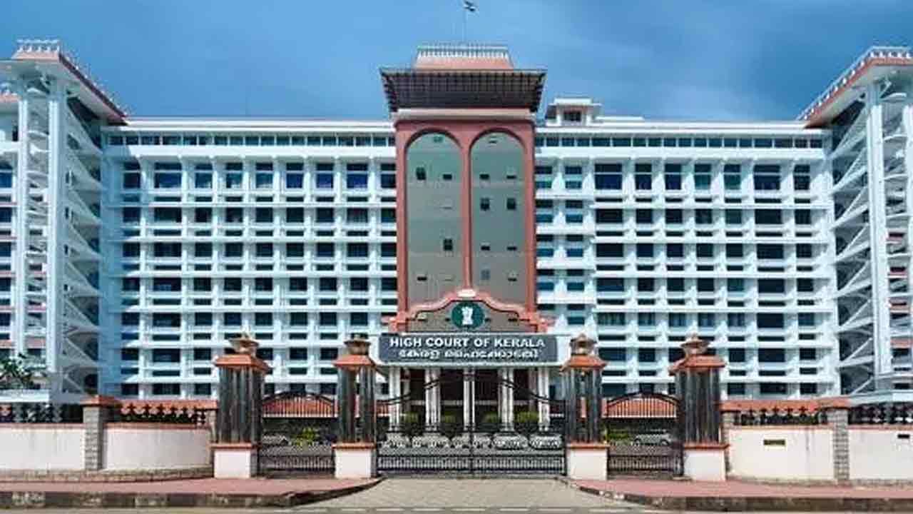 Kerala High Court: కేరళ హైకోర్టు మరో సంచలన తీర్పు.. అబార్షన్ చేయించుకునేందుకు అనుమతి..