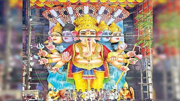 Vinakaya Chavithi: ఖైరతాబాద్లో మొదలైన వినాయక చవితి సందడి.. గణపయ్యతో సెల్ఫీలు తీసుకుంటున్న భక్తులు