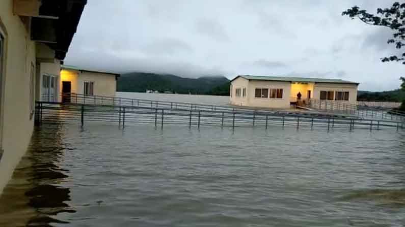 Telangana Rains: తెలంగాణపై వరణుడి ప్రతాపం.. జలదిగ్బంధంలో లక్నవరం కేబుల్ బ్రిడ్జి..