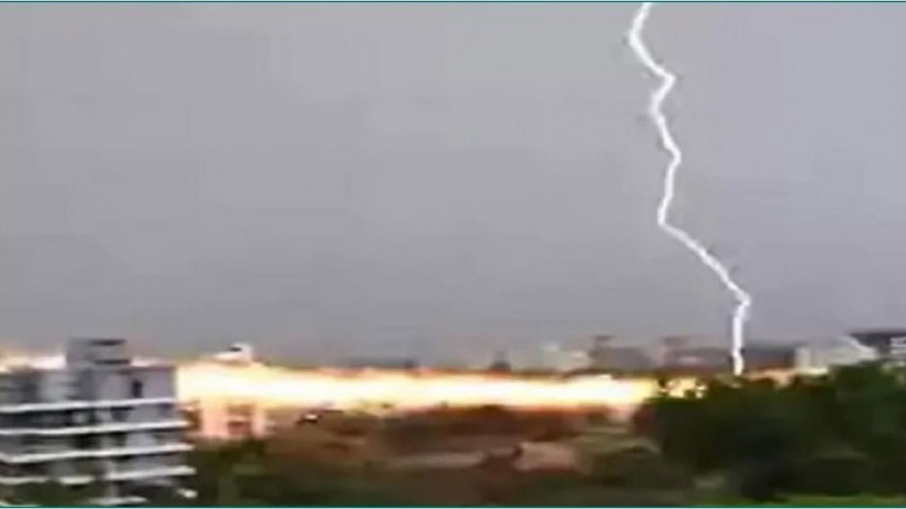 Lightning Video: భారీ పిడుగు నేలను తాకితే ఏమి జరుగుతుందో తెలుసా? ఆ భయానక సంఘటన చూస్తే షాక్ అవుతారంతే!