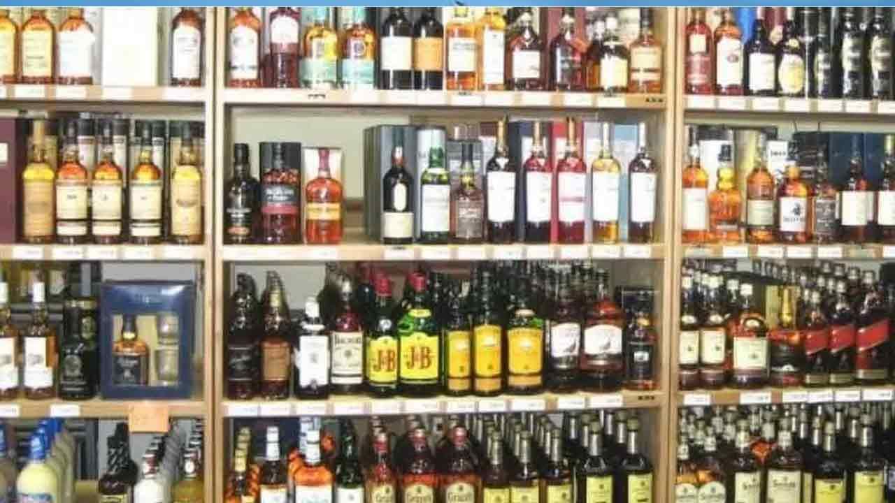 Liquor: వాక్సిన్ వేసుకున్న వారికే మద్యం... లబోదిబోమంటున్న మందుబాబులు