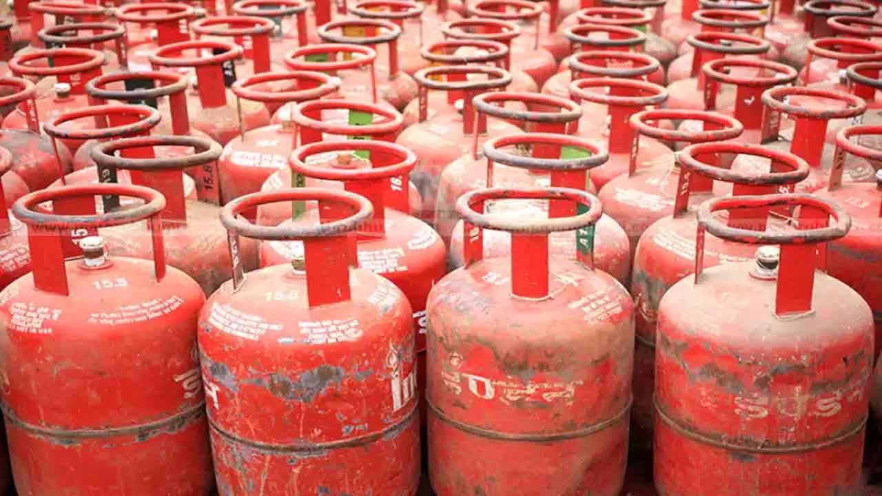 LPG Cylinder: కొత్త గ్యాస్ కనెక్షన్‌ కావాలనుకునే వారికి గుడ్‌న్యూస్‌.. ఈ నంబర్‌కు మిస్డ్‌ కాల్‌ ఇస్తే చాలు..