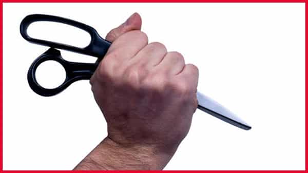 Crime News: కటింగ్ విషయంలో గొడవ.. స్నేహితుడిపై కత్తెరతో దాడి.. మెడపై తీవ్రంగా..