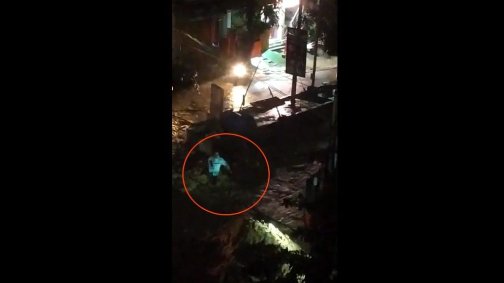 Hyderabad News: మణికొండలో విషాదం.. డ్రైనేజీలో పడి వ్యక్తి గల్లంతు.. ఇంకా దొరకని ఆచూకీ.. Hyderabad News: మణికొండలో విషాదం.. డ్రైనేజీలో పడి వ్యక్తి గల్లంతు.. ఇంకా దొరకని ఆచూకీ..