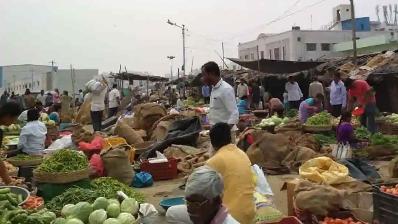 కూరగాయల రైతుకి ఈ కష్టాలెన్నాళ్లు..? గిట్టుబాటు ధర రాక మార్కెట్లోనే భోరున విలపిస్తోన్న దయనీయ స్థితి