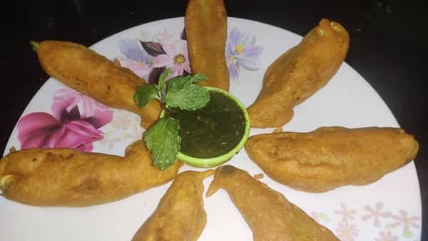 Mirchi Bajji: వ్యక్తి ప్రాణాలు తీసిన మిర్చి బజ్జీ.. తింటుండగా గొంతులో ఇరుక్కుని..