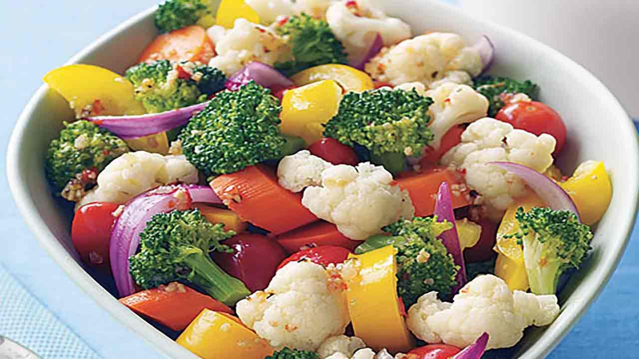 Mixed Vegetable Salad: బరువు తగ్గాలనుకునేవారికి హెల్తీ ఫుడ్.. మిక్సిడ్ వెజిటబుల్ సలాడ్.. తయారీ విధానం ఎలా అంటే