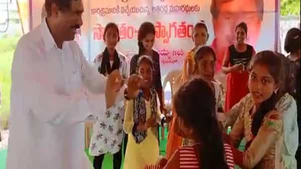 డుగ్గు డుగ్గు డ్యాన్స్తో అదరగొట్టిన టీఆర్ఆస్ ఎమ్మెల్యే.. ‘బుల్లెట్ బండి’ రాజయ్య స్టెప్పులు