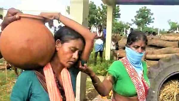 Tragedy: ఎంత కష్టం వచ్చింది తల్లి.. కుమారుడి చితికి తలకొరివి పెట్టిన అమ్మ