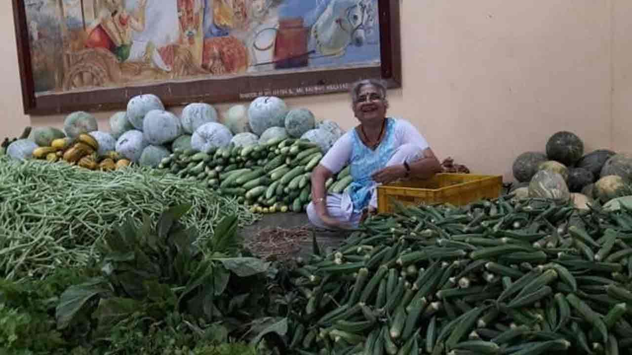 Inspiring Story: నేటి తరానికి ఆదర్శమూర్తి సుధా మూర్తి.. ప్రతి ఏడాది 3 రోజులు ప్రసాదానికి కూరగాయలు కట్ చేస్తారని తెలుసా..