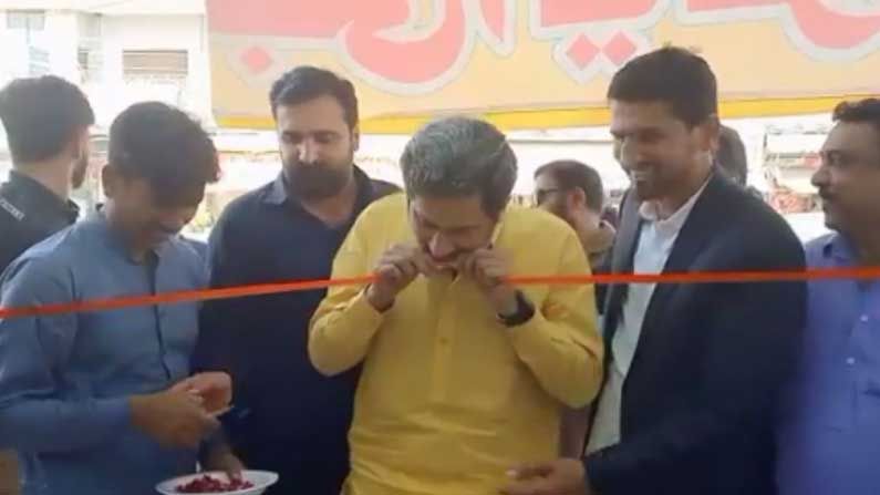 Viral Video: మంత్రిగారా మజాకా.. రిబ్బన్ ఇలా కూడా కట్ చేస్తారా?.. వీడియో చూస్తే నవ్వులే నవ్వులు..