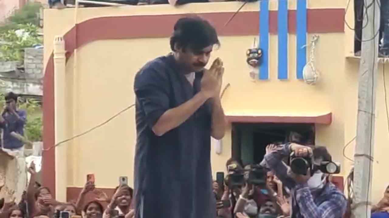 Pawan Kalyan: చిన్నారి చైత్ర కుటుంబానికి జనసేనాని పవన్ పరామర్శ.. అన్ని విధాలా అండగా ఉంటానని భరోసా