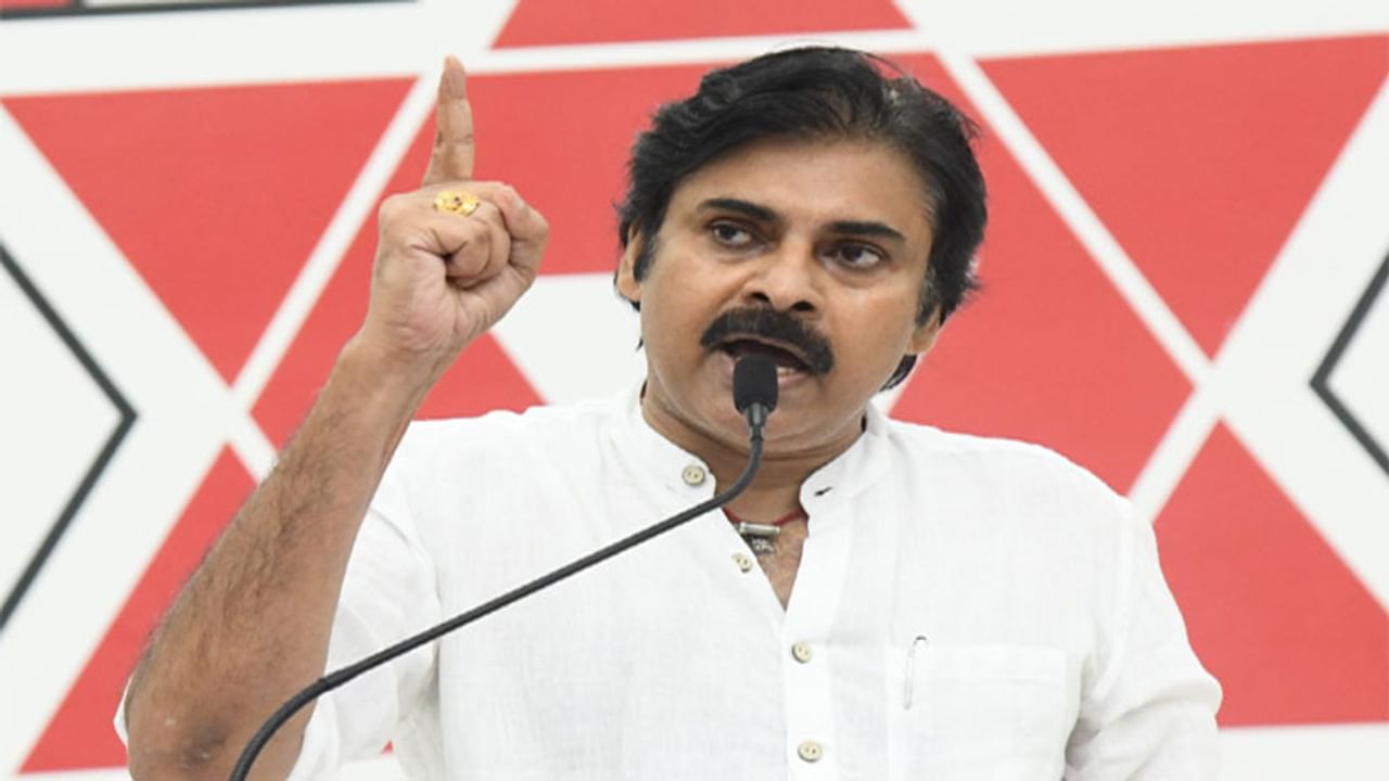 Pawan Kalyan: రాబోయే సార్వత్రిక ఎన్నికల్లో జనసేన పార్టీ విజయం ఖాయమని, వచ్చేది జనసేన ప్రభుత్వమే అని జనసేన అధ్యక్షులు పవన్ కల్యాణ్ స్పష్టం చేశారు. వైసీపీ ఇప్పుడు 151 సీట్లతో ఉందని, తదుపరి 15 సీట్లకే పరిమితమవుతుంది వ్యాఖ్యానించారు. ఏపీ నుంచి వైసీపీని తరిమేయాల్సిన సమయం ఆసన్నమైందన్నారు. వైసీపీ నాయకత్వానికి ఛాలెంజ్ చేస్తున్నా.. మీరో మేమో తేల్చుకుందాం రండి అని పవన్‌ కల్యాణ్‌ సవాల్ విసిరారు. బుధవారం మంగళగిరిలోని జనసేన పార్టీ ప్రధాన కార్యాలయంలో జరిగిన జనసేన పార్టీ విస్తృత స్థాయి సమావేశంలో పవన్‌ కల్యాణ్‌ ప్రసింగించారు.