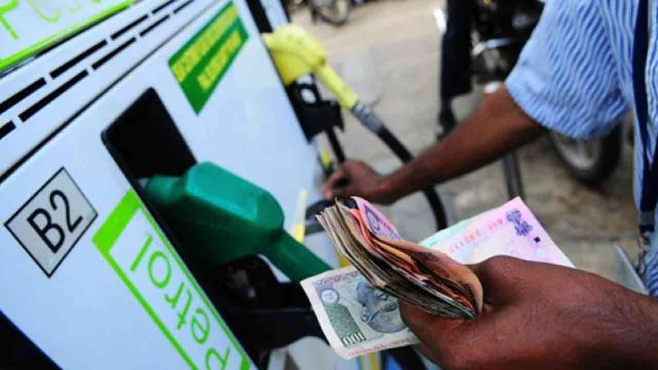 Petrol Diesel Price: వాహనదారులకు బిగ్ రిలీఫ్‌.. ఏపీలో తగ్గిన పెట్రోల్, డీజిల్ ధరలు.. తెలంగాణలో మాత్రం..