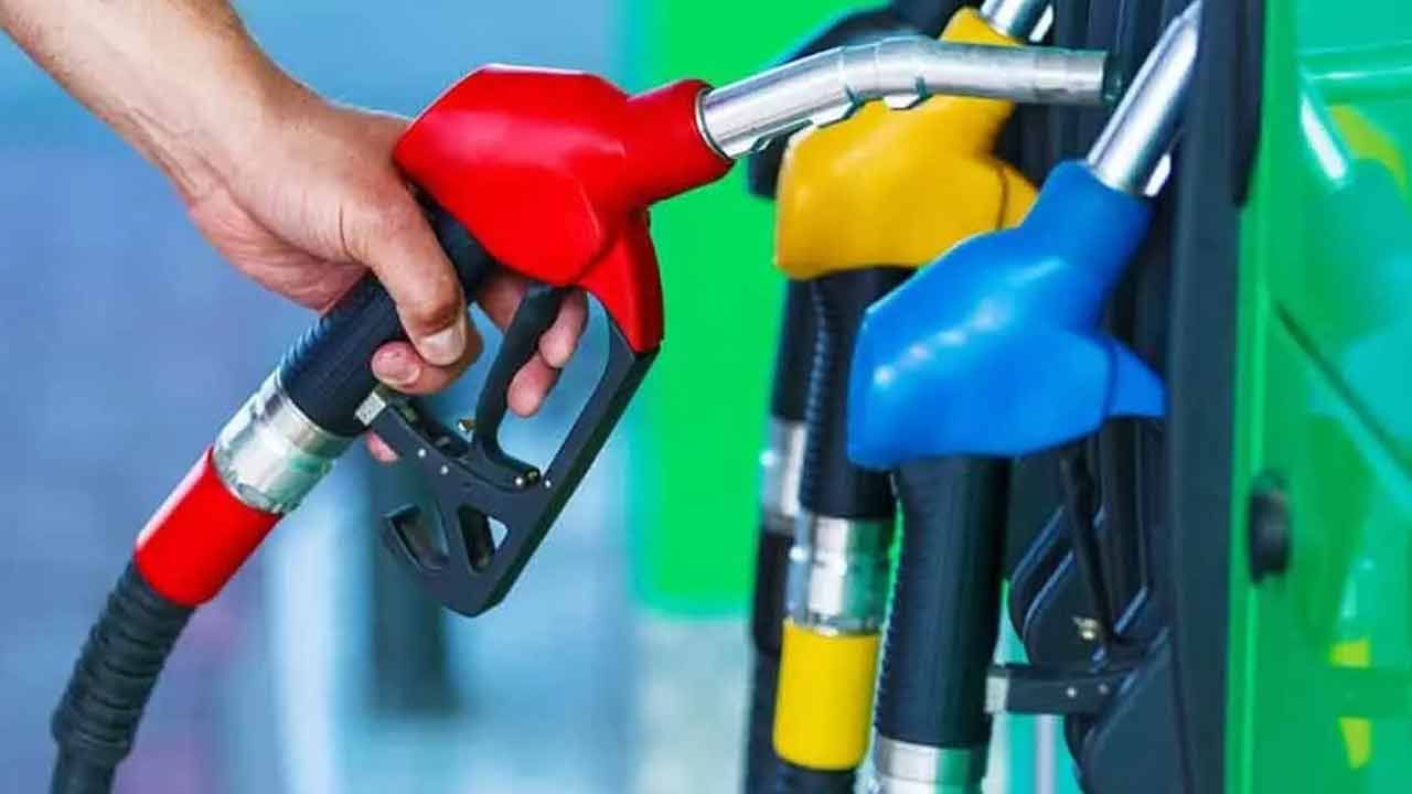 Petrol Diesel Price: రోజు రోజుకు మారుతున్న పెట్రోల్, డీజిల్ ధరలు.. తెలుగు రాష్ట్రాల్లో మాత్రం..