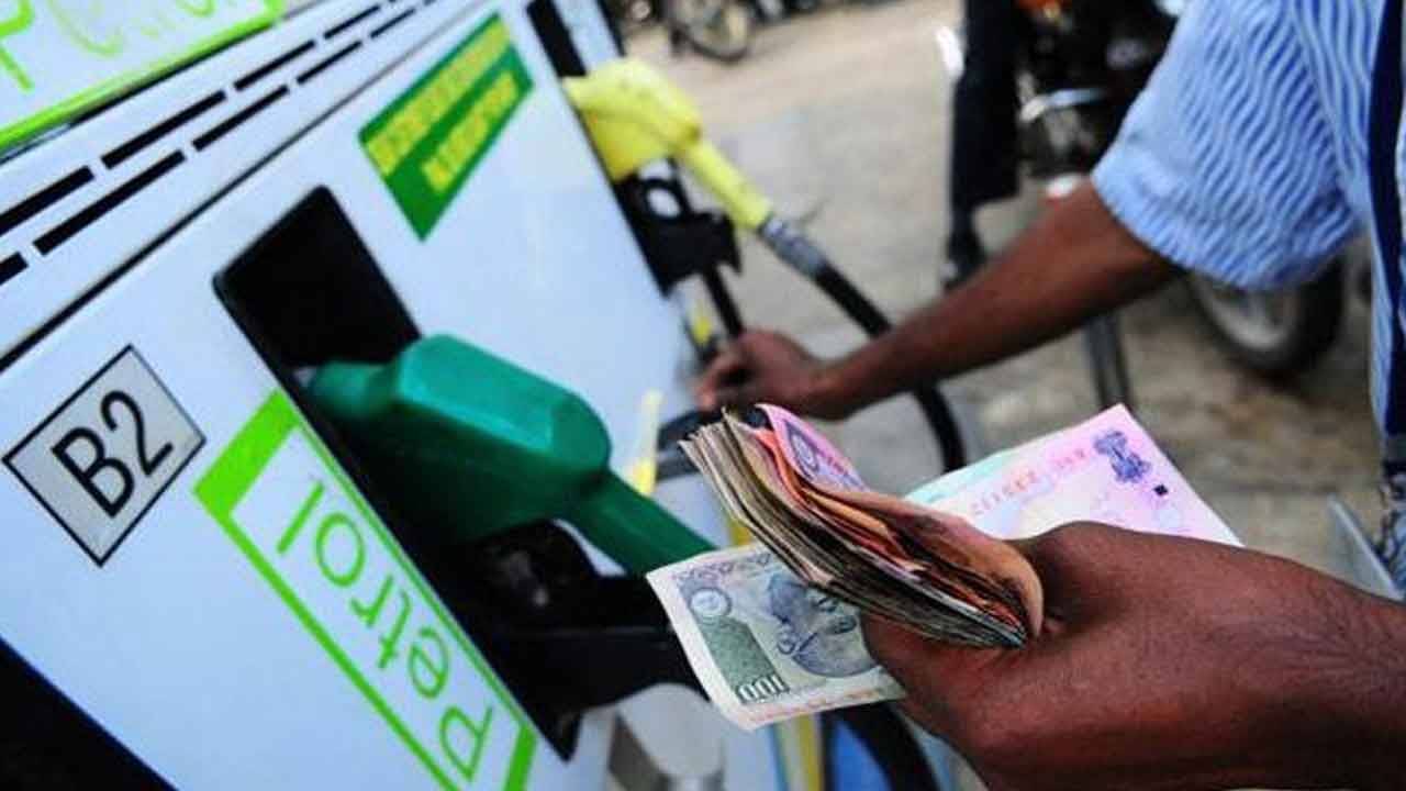 Petrol Diesel Prices: పెట్రోల్‌, డీజిల్‌ ధరలకు బ్రేకులు.. ప్రధాన నగరాల్లో ధరల వివరాలు..!