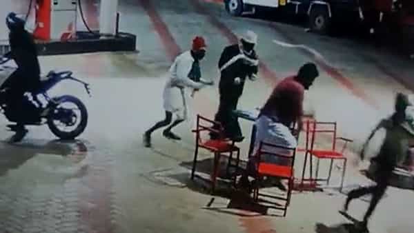 Robbery Video: పెద్ద పెద్ద కత్తులతో వచ్చారు.. క్షణాల్లో దోచుకెళ్లారు.. వైరల్ వీడియో