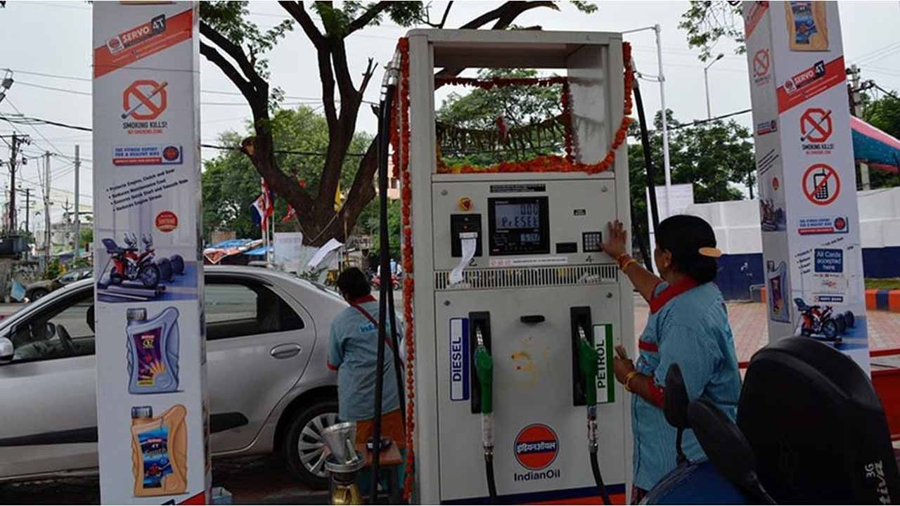 Petrol Diesel Price: మెట్రో నగరాల్లో తగ్గిన పెట్రోల్‌, డీజిల్‌ ధరలు.. మీ నగరాల్లో ఎంత తగ్గిందో తెలుసా..