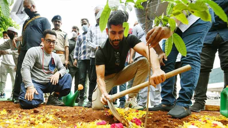 అమీర్ ఖాన్, లాల్ సింగ్ చద్ధా సహానటుడు, టాలీవుడ్ యంగ్ హీరో అక్కినేని నాగచైతన్య, రాజ్యసభ సభ్యులు జోగినిపల్లి సంతోష్ కుమార్ తో కలిసి బేగంపేట ఎయిర్ పోర్ట్ లో “గ్రీన్ ఇండియా ఛాలెంజ్” లో భాగంగా మొక్కలు నాటారు.

