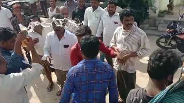 Anantapur district: యాడికి మండల కేంద్రంలో పందుల యజమానుల ఫైటింగ్.. స్థానికంగా రచ్చ.. రచ్చ