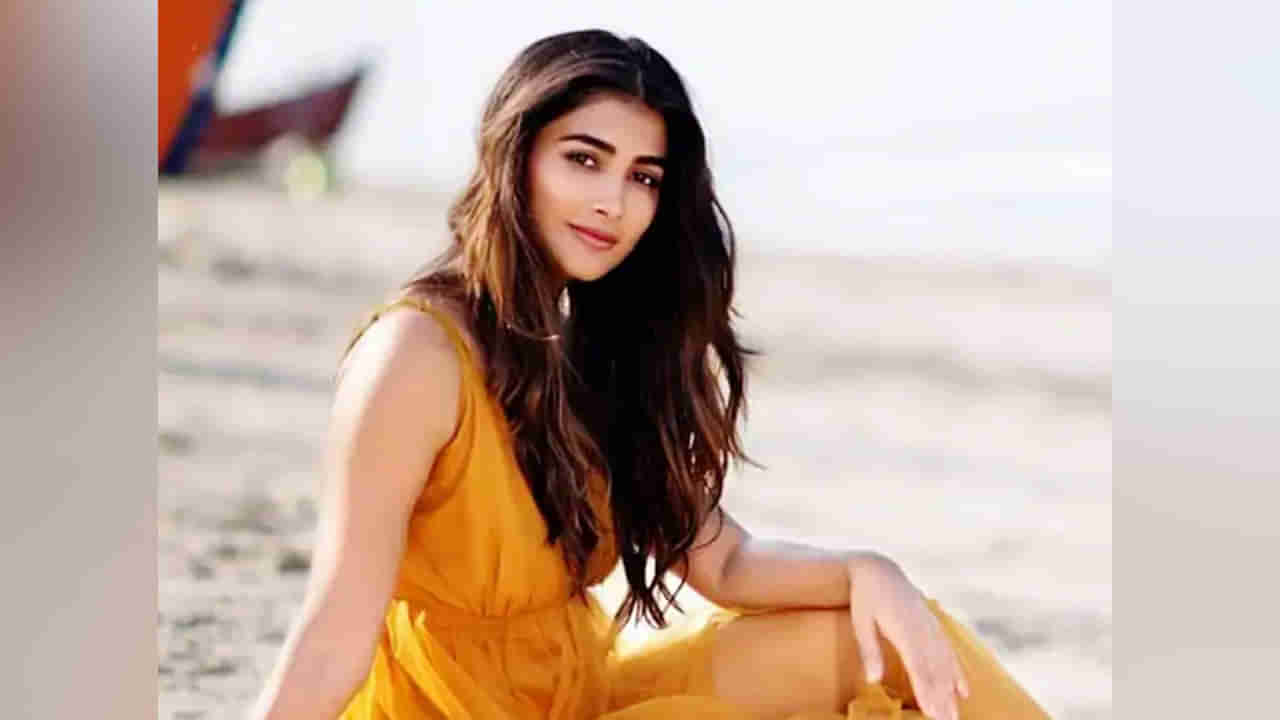 Pooja Hegde: మోస్ట్ ఎలిజిబుల్ బ్యాచిలర్‏తో షూరు చేసిన బుట్టుబొమ్మ.. ఇకపై సొంత గళాన్ని వినిపించనున్న పూజా హెగ్డే..