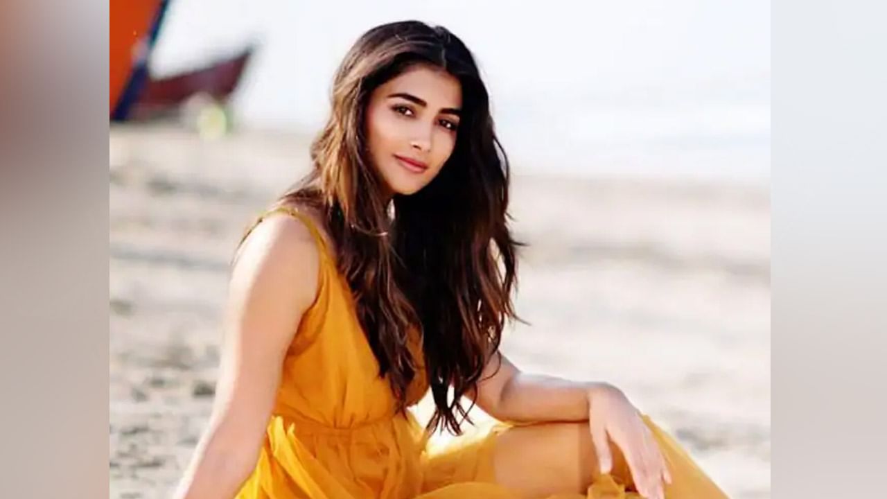 Pooja Hegde: మోస్ట్ ఎలిజిబుల్ బ్యాచిలర్‏తో షూరు చేసిన బుట్టుబొమ్మ.. ఇకపై సొంత గళాన్ని వినిపించనున్న పూజా హెగ్డే..