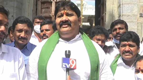 YSRCP MLA: వైసీపీ ఎమ్మెల్యే ఉదారత.. సొంత డబ్బుతో రైతులకు ఉచితంగా ట్రాక్టర్ల పంపిణీ