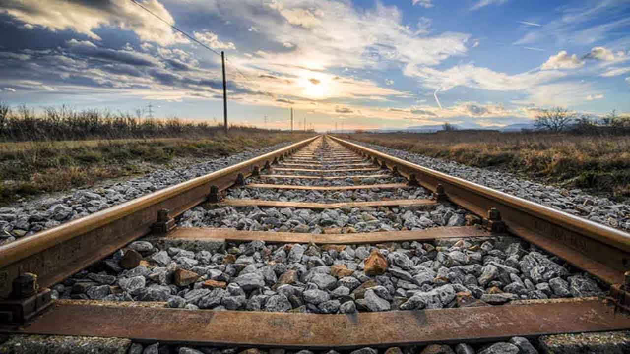 Railway Track Facts: రైలు పట్టాలు ఎందుకు తుప్పు పట్టవు.. కారణాలు ఏమిటో తెలుసుకోండి..!