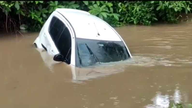 తెలుగు రాష్ట్రాల్లో వరుణుడి ప్రతాపానికి బ్రిడ్జ్‌లు సైతం కొట్టుకుపోతున్నాయ్.. వాగులు దాటుతున్న క్రమంలో ప్రాణాలు పోతున్నాయ్..