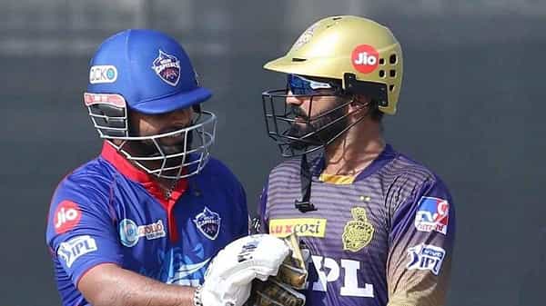 IPL 2021: గిర్రున బ్యాట్ తిప్పిన రిషబ్.. దినేష్ కార్తీక్కు తృటిలో తప్పిన ప్రమాదం.. వైరలవుతోన్న వీడియో