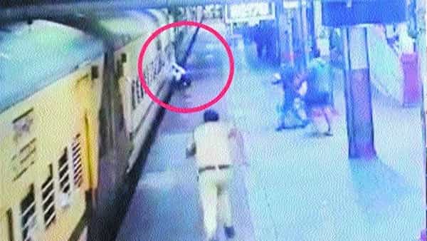 Viral Video: మెరుపు వేగంతో పరిగెత్తి నిండు ప్రాణాన్ని కాపాడిన ఆర్పీఎఫ్ కానిస్టేబుల్... వాచ్ వీడియో