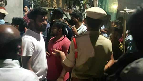Hyderabad: దిశ తరహాలోనే ఎన్కౌంటర్ చేయండి.. చిన్నారి హత్యపై స్థానికుల తిరుగుబాటు.. సైదాబాద్లో ఉద్రిక్తత