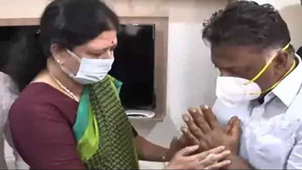 Panneerselvam Wife: గుండెపోటుతో తమిళనాడు మాజీ సీఎం సతీమణి మృతి.. పన్నీర్ సెల్వంను కన్నీళ్లతో ఓదార్చిన శశికళ