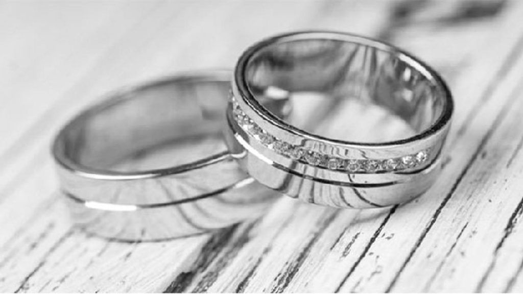 Silver Price Today: భారీగా పతనమవుతోన్న వెండి ధరలు.. కిలో వెండిపై మూడు రోజుల్లో రూ. 2 వేలకు పైగా.. Silver Price Today: భారీగా పతనమవుతోన్న వెండి ధరలు.. కిలో వెండిపై మూడు రోజుల్లో రూ. 2 వేలకు పైగా..