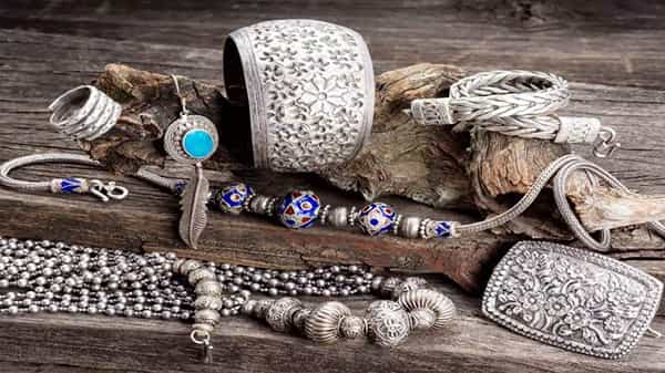 Silver Price Today: మహిళలకు శుభవార్త.. తగ్గిన వెండి ధరలు.. హైదరాబాద్లో సిల్వర్ రేట్ ఇలా..