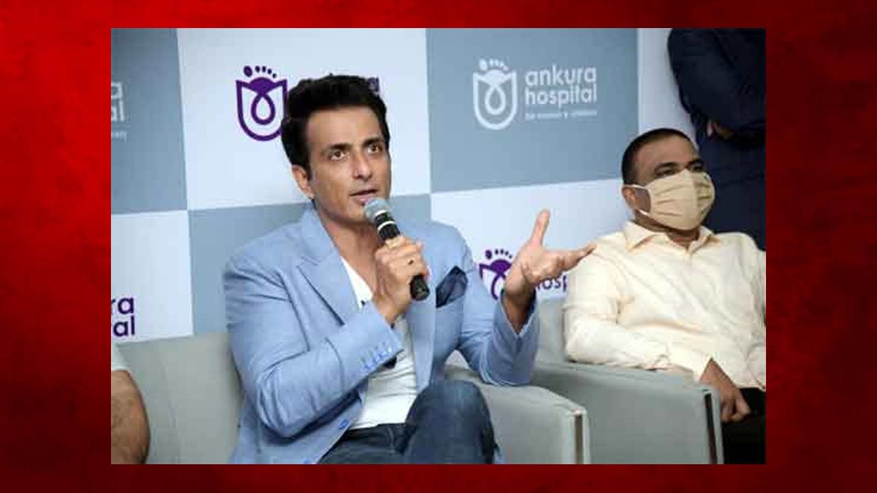 Sonu Sood: అందరినీ చల్లగా చూడమ్మా.. దుర్గమ్మను దర్శించుకున్న నటుడు సోనూ సూద్ ..