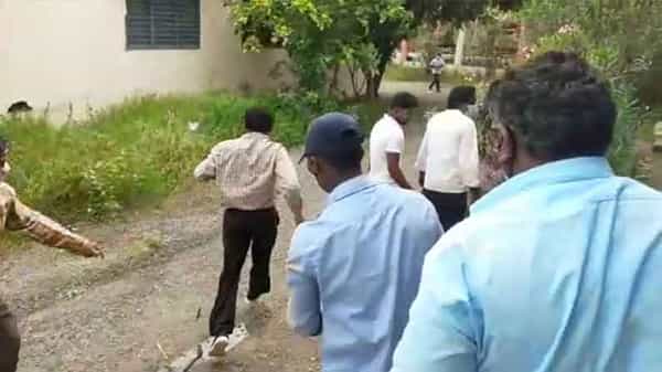 Teacher Indecency: కామంతో ఊగిపోయిన టీచర్.. స్కూల్లోనే చితకబాదిన పేరెంట్స్
